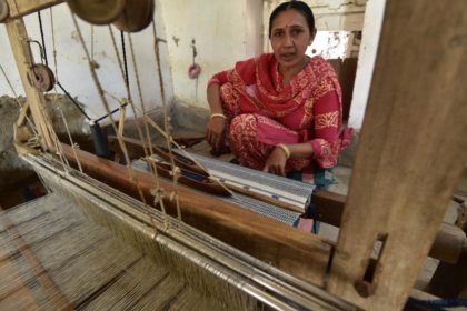 jaishree_habubhai_at_her_loom_adhoi_village_ashish_kothari_smaller_size