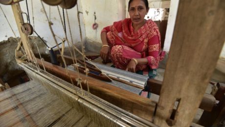 jaishree_habubhai_at_her_loom_adhoi_village_ashish_kothari_smaller_size